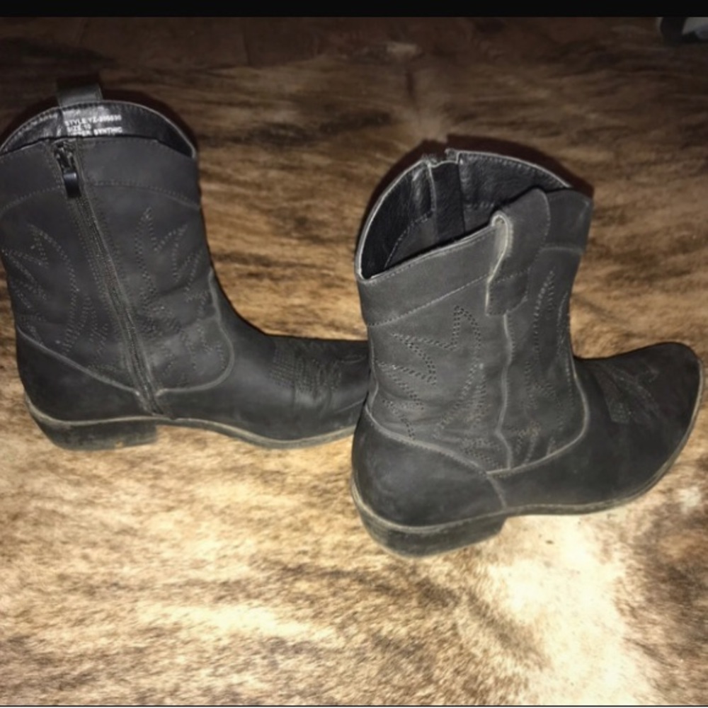 Black western boots